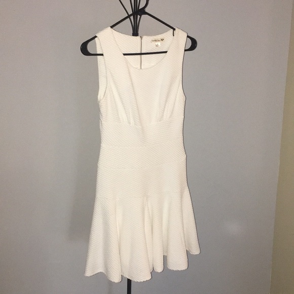 Pretty in White - Picture 1 of 5